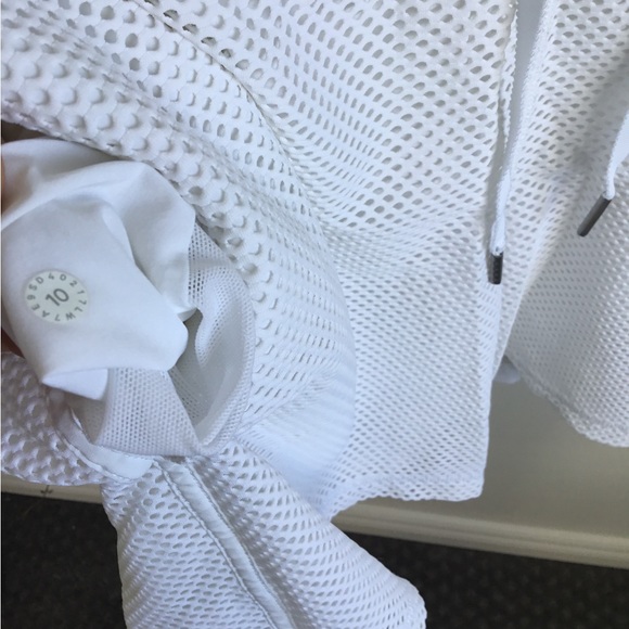 Lululemon White Mesh -8” Shorts. Excellent Condition! - Picture 3 of 3